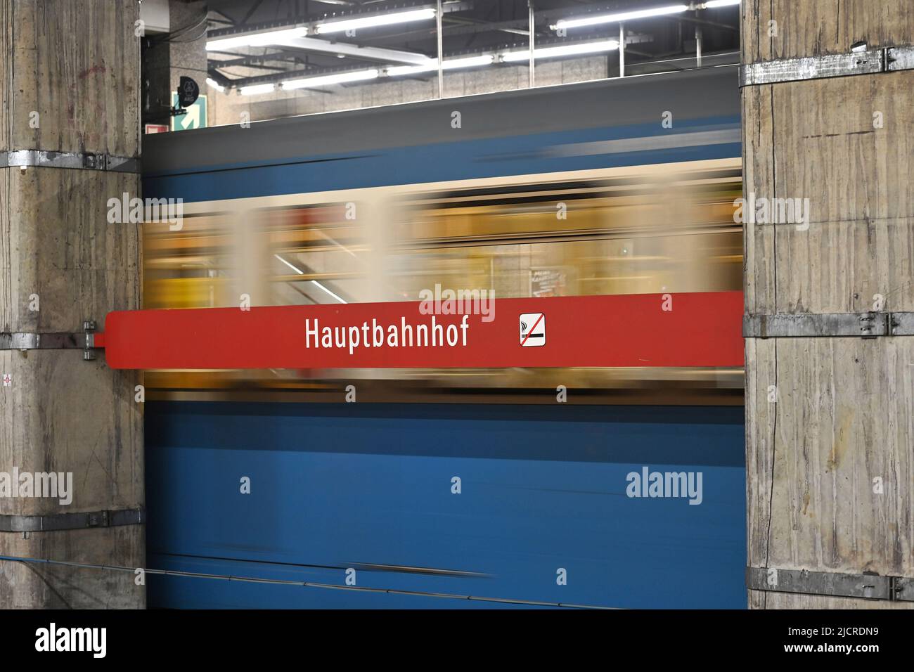 Munich, Allemagne. 15th juin 2022. Passage du métro à la station de métro de la gare principale de Munich sur 15 juin 2022. Credit: dpa/Alay Live News Banque D'Images