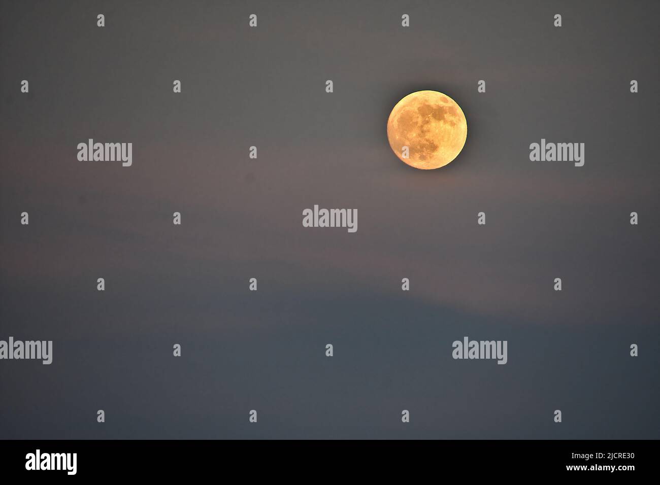 Vue sur la pleine lune de fraises à Marseille. La pleine lune de juin (la lune de Strawberry) est une super lune plus proche de la Terre que d'habitude à environ 357 658 km. La prochaine pleine lune, appelée la super lune de cerf de jachère, se produira sur 13 juillet 2022. Banque D'Images