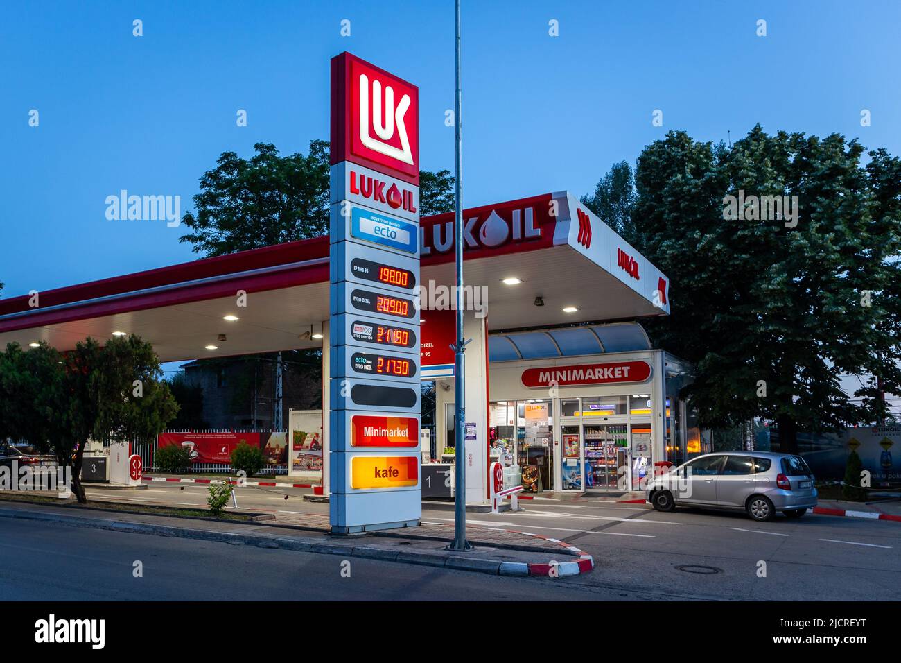 Belgrade, Serbie, 13.06.2022. Les bas prix du carburant dans la station-service RUSSE LUKOIL à Belgrade, Serbie, pendant la crise énergétique après l'invasion russe. Banque D'Images