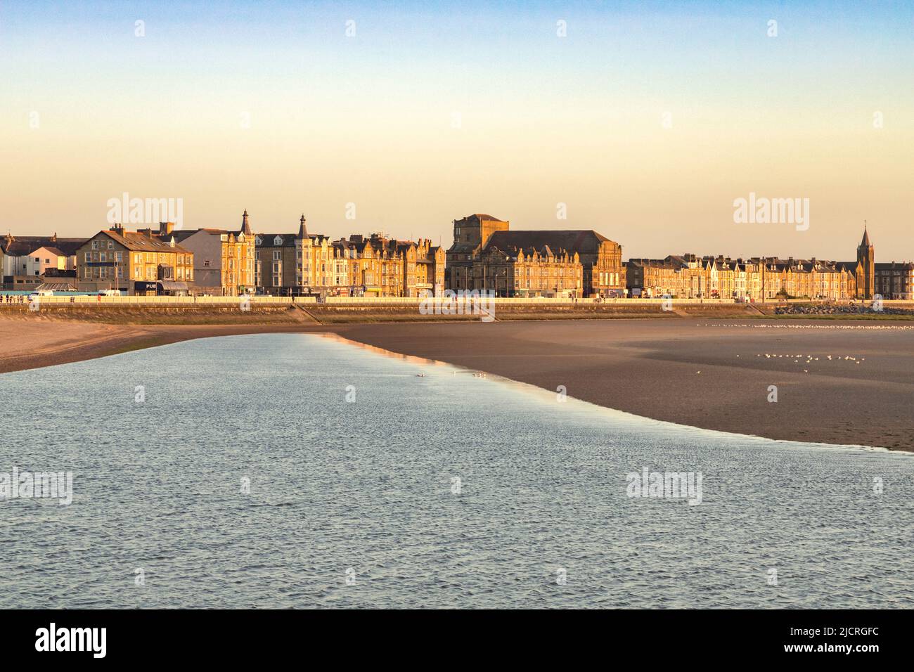 13 juillet 2019: Morecambe, Lancashire, Royaume-Uni - la plage le soir, avec une marée montante, et les bâtiments le long de la promenade. Banque D'Images