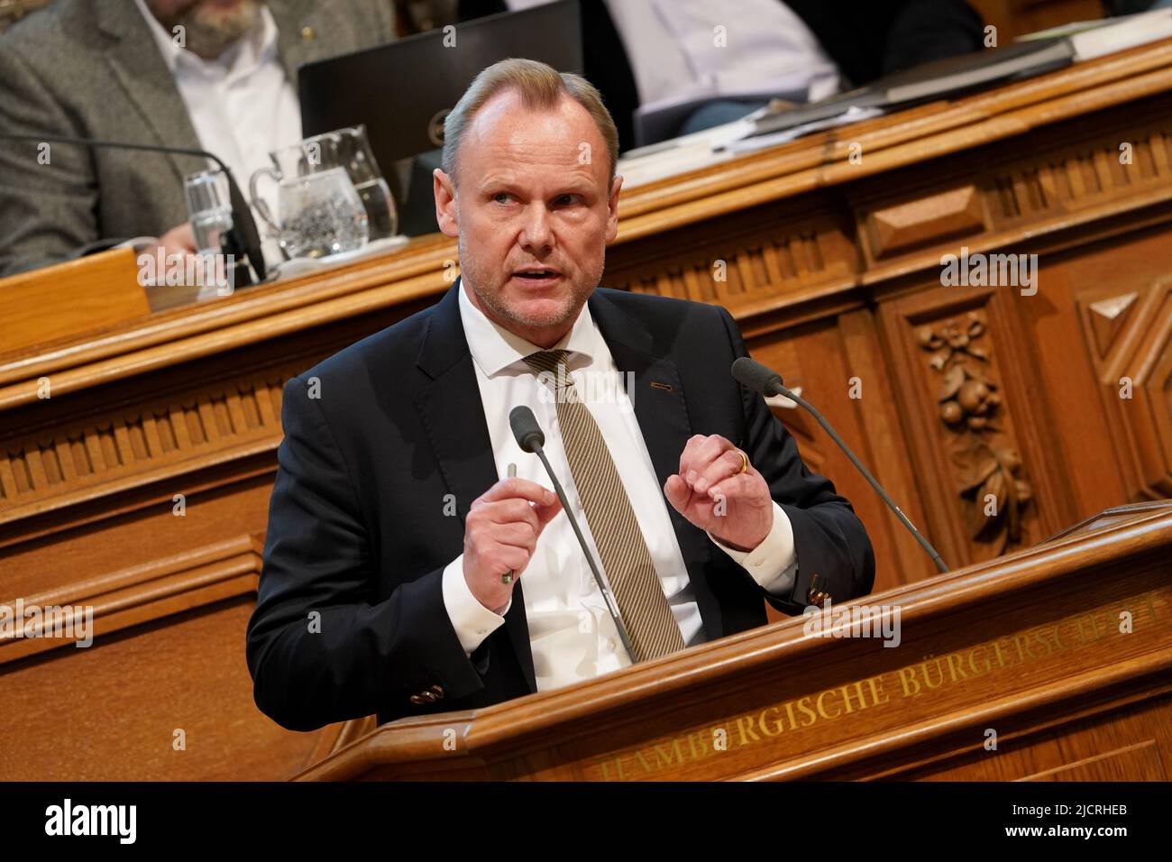 Hambourg, Allemagne. 15th juin 2022. Andy Grote (SPD), sénateur de l'intérieur et des sports à Hambourg, prend la parole au cours de l'heure de l'actualité au Parlement de Hambourg à l'hôtel de ville. L'AfD a rencontré des critiques virulentes au Parlement de Hambourg en appelant à davantage de déportations et en félicitant les pratiques britanniques d'expulsion. Des représentants des autres partis l'ont accusé de populisme inhumain pendant l'heure des questions de mercredi. Credit: Marcus Brandt/dpa/Alay Live News Banque D'Images