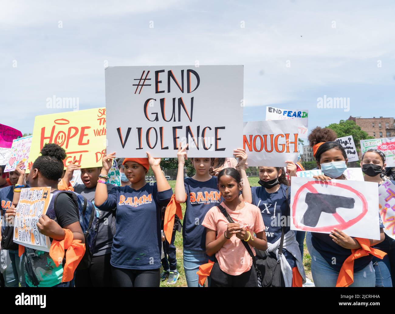 Bronx, New York, États-Unis. 14th juin 2022. Les élèves, les enseignants et les parents du Bronx ont défilé dans les rues de Hunts point dans le Bronx, NY 14 juin 2022 contre le violène des armes à feu et se sont souvenis de Kyhara Tay qui a été tué le mois dernier dans le Bronx. (Image de crédit : © Steve Sanchez/Pacific Press via ZUMA Press Wire) Banque D'Images