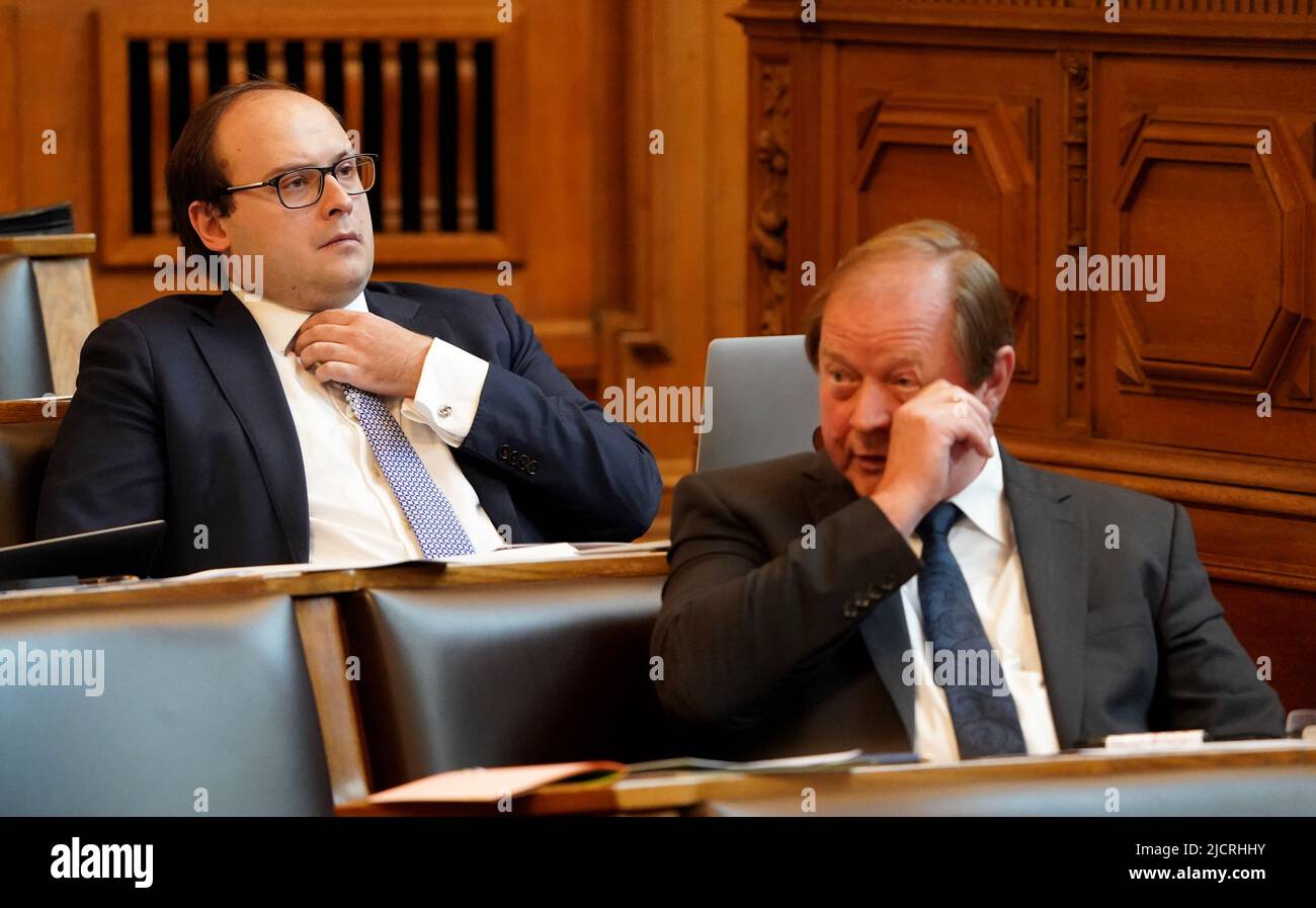 Hambourg, Allemagne. 15th juin 2022. Krzysztof Walczak (l), membre de l'AFD, et Dirk Nockemann, chef du groupe parlementaire de l'AfD, siègent dans le plénum pendant l'heure des questions au Parlement de Hambourg, à l'hôtel de ville. L'AfD a rencontré des critiques virulentes au Parlement de Hambourg en appelant à davantage de déportations et en félicitant les pratiques britanniques d'expulsion. Des représentants des autres partis l'ont accusé de populisme inhumain pendant l'heure des questions de mercredi. Credit: Marcus Brandt/dpa/Alay Live News Banque D'Images