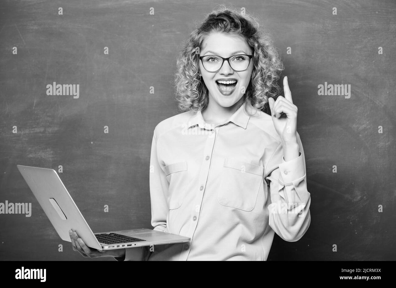 École en ligne.Étudier en ligne.Arrière-plan du tableau noir du carnet du professeur.Femme surfant sur Internet.Technologie numérique.Profession moderne.ÉTUDIANT STEM Banque D'Images