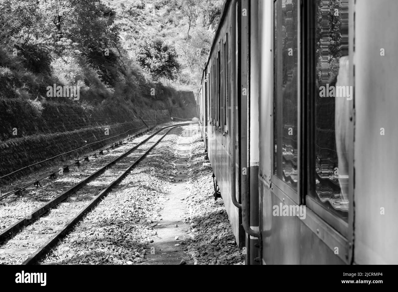 Toy train se déplaçant sur la pente de montagne, belle vue, un côté montagne, un côté vallée se déplaçant sur le chemin de fer à la colline, parmi la forêt naturelle verte.Toy t Banque D'Images