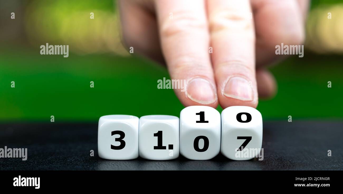 Symbole pour le changement de la date limite de déclaration d'impôt en Allemagne de 31 juillet à 31 octobre. Banque D'Images