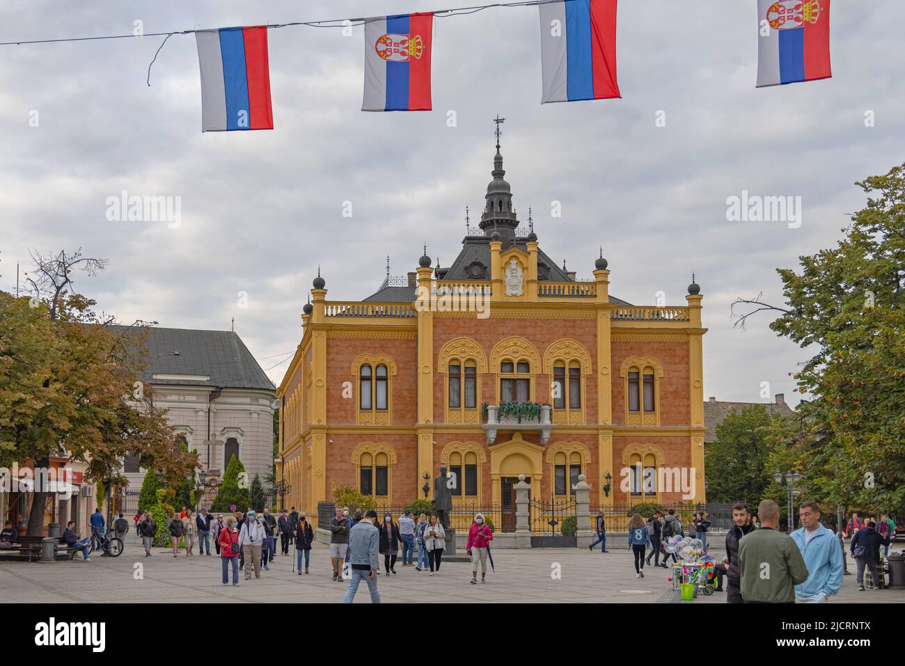 Novi Sad, Serbie - 21 septembre 2021 : Palais des évêques et tour de la cathédrale Saint-George au centre-ville de la rue Zž Jovina. Banque D'Images