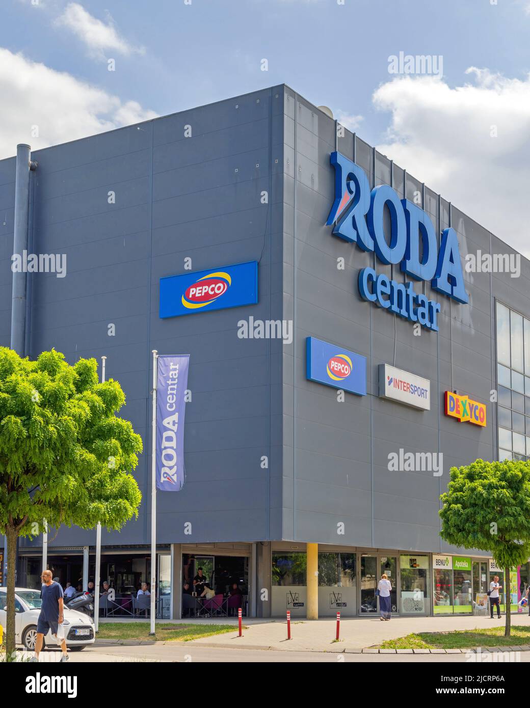 Kragujevac, Serbie - 26 mai 2022: Grand centre commercial Bâtiment Roda dans le centre ville à la Sunny Spring Day. Banque D'Images