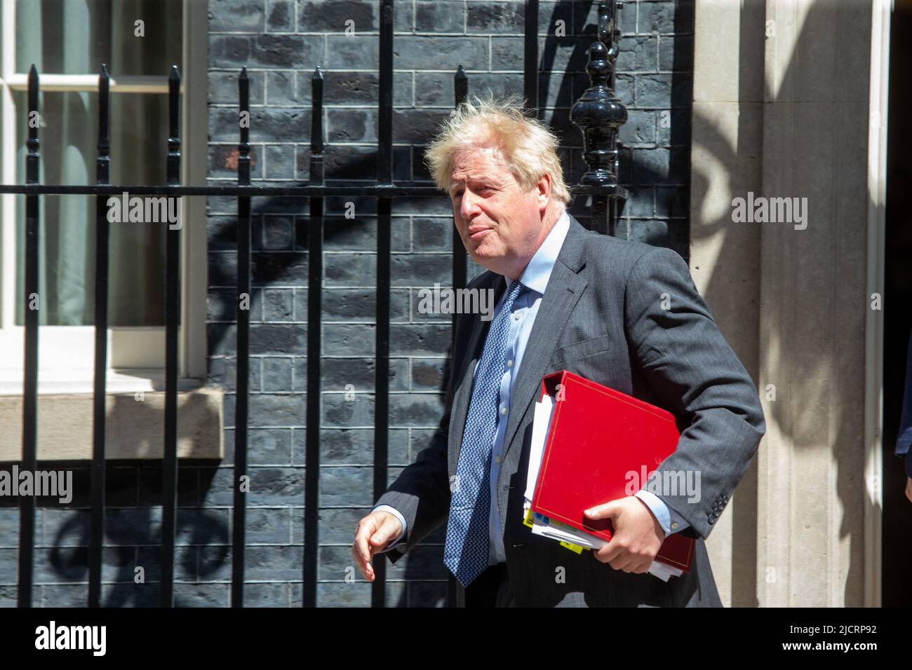 Londres, Angleterre, Royaume-Uni. 15th juin 2022. Le Premier ministre britannique BORIS JOHNSON quitte le 10 Downing Street avant la séance hebdomadaire des questions du Premier ministre à la Chambre des communes. (Image de crédit : © Tayfun Salci/ZUMA Press Wire) Banque D'Images