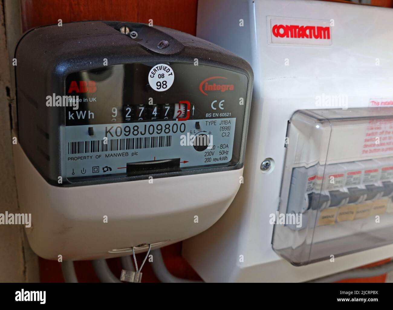Compteur électrique domestique, montrant l'augmentation des coûts de carburant, par KWH, à côté de l'unité de consommation Banque D'Images
