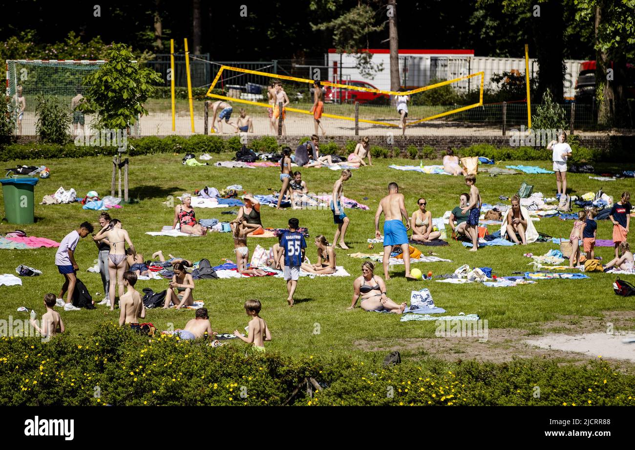 2022-06-15 15:59:32 APELDOORN - bains de soleil à la piscine extérieure de Boschbad. À la fin de la semaine, la température augmentera jusqu'à atteindre des valeurs estivales et peut-être même tropicales avec plus de 30 degrés dans le sud et le sud-est. ANP SEM VAN DER WAL pays-bas sortie - belgique sortie Banque D'Images