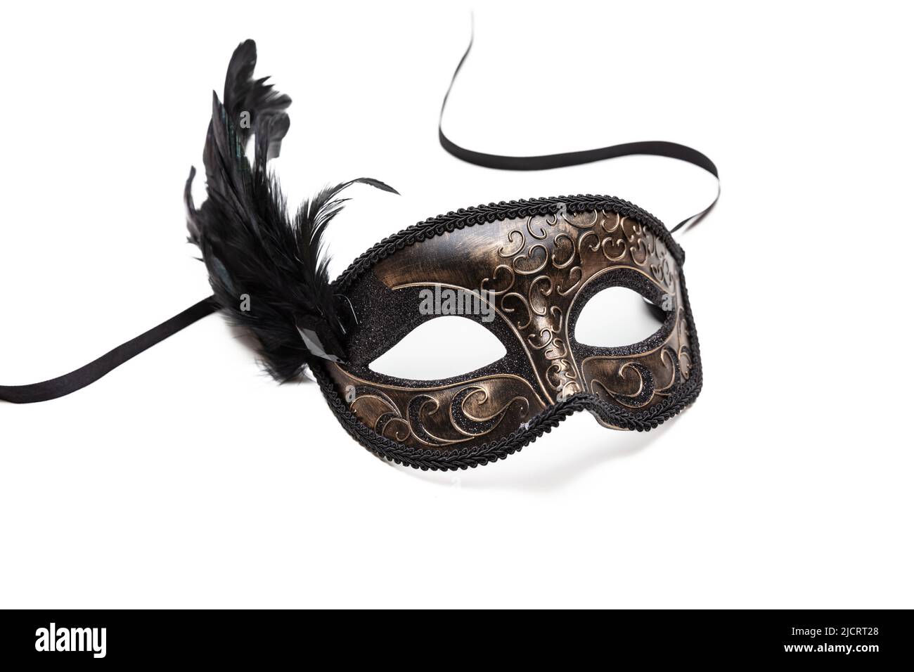 Masque de carnaval couleur marron avec décoration en plumes noires isolée sur fond blanc, élément design Banque D'Images