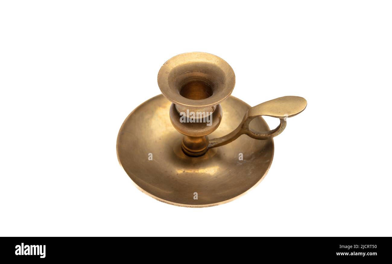 Porte-bougie en laiton. Chandelier en métal antique découpe isolée sur fond blanc, chandelier à l'ancienne en bronze, élément design Banque D'Images