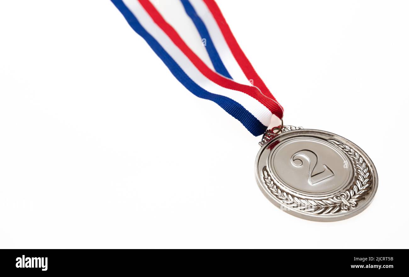 médaille d'or, prix du gagnant suspendu avec un ruban rouge sur la poitrine  de l'athlète. trophée d'or dans le sport pour le rendu 3d du champion de la  première place 10006149 Photo