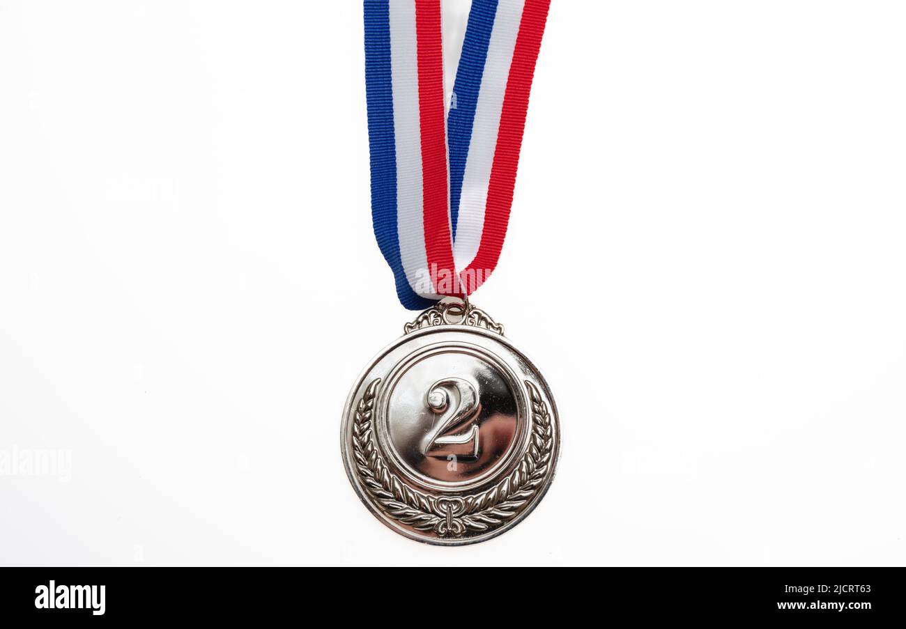 Médaille d'argent, deuxième place.Trophée champion et ruban rouge bleu, élément de design.Prix de sport découpe isolée sur fond blanc Banque D'Images