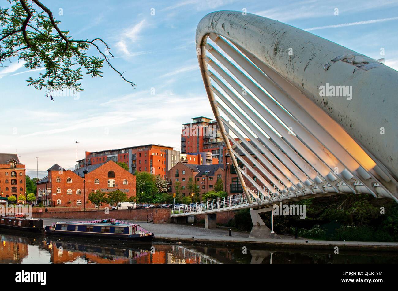 Castlefield, Manchester avec un bateau étroit amarré sur le canal et le légendaire Merchant's Bridge Banque D'Images