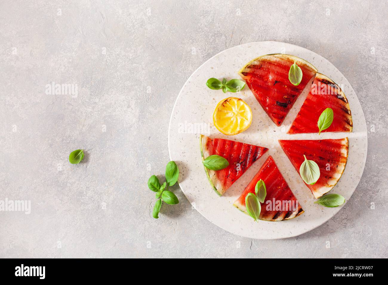 tranches de pastèque grillées au citron et au basilic. dessert d'été Banque D'Images