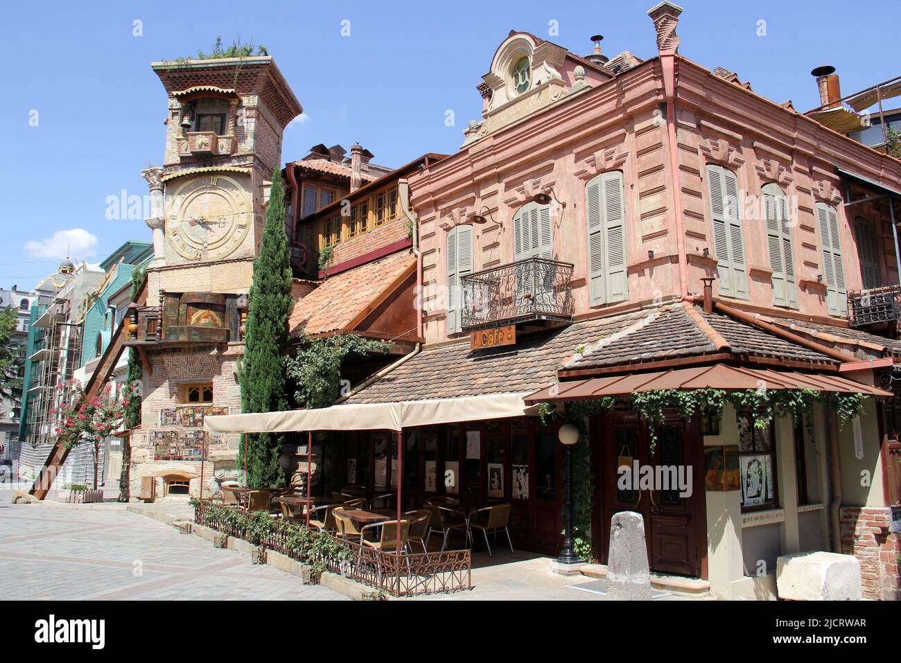 Tour emblématique de l'horloge du théâtre Rezo Gabriadze Marionette et du café Gabriadze, dans la vieille ville, Tbilissi, Géorgie Banque D'Images