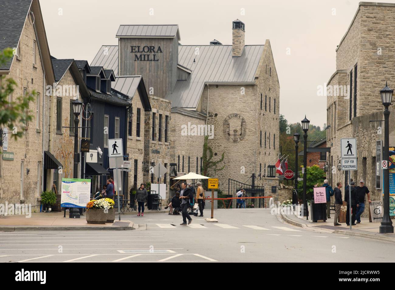 La ville d'Elora et l'Elora Mill Hotel and Spa, avec la rivière Grand en premier plan. Ontario Canada. Banque D'Images