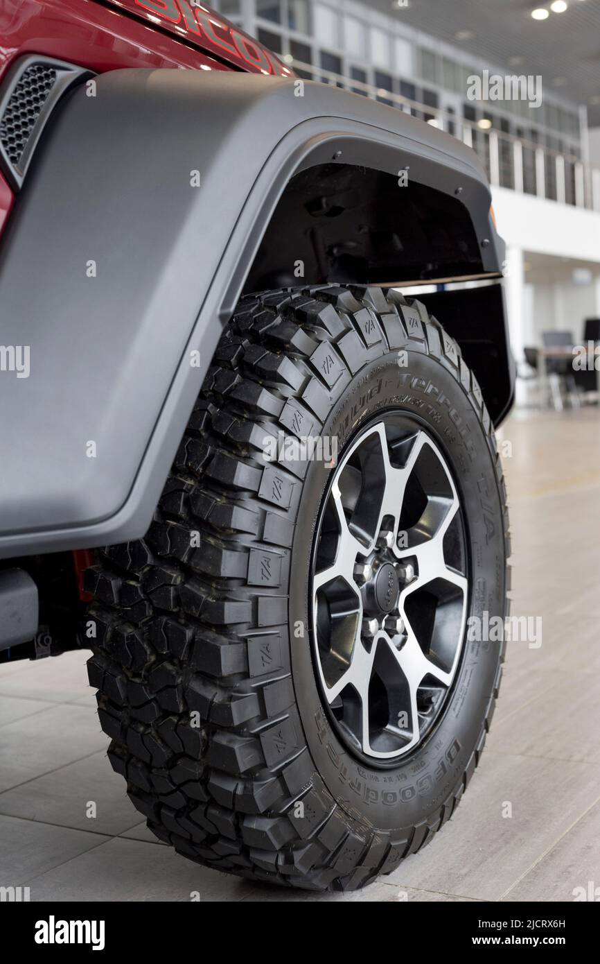 Russie, Izhevsk - 4 mars 2022: Salle d'exposition de jeep. Le volant de la voiture tout-terrain Wrangler Unlimited. Roue en alliage et pneu BFGoodrich. Célèbre marque mondiale. Banque D'Images