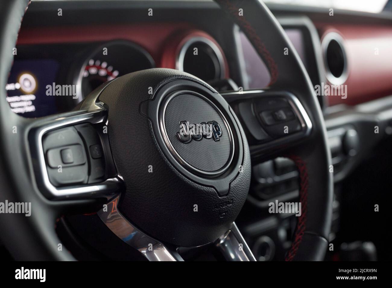 Russie, Izhevsk - 4 mars 2022: Salle d'exposition de jeep. Volant du nouveau Wrangler Unlimited avec logo. Alliance Stellantis. Transport moderne. Banque D'Images