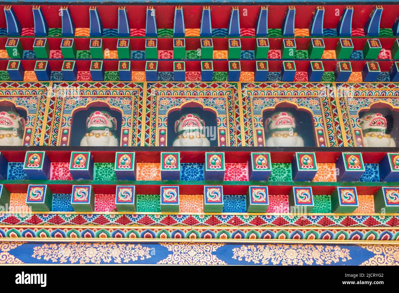 Les motifs décoratifs traditionnels du bouddhisme tibétain au temple bouddhiste Khadro Ling à Tres Coroas, Brésil Banque D'Images