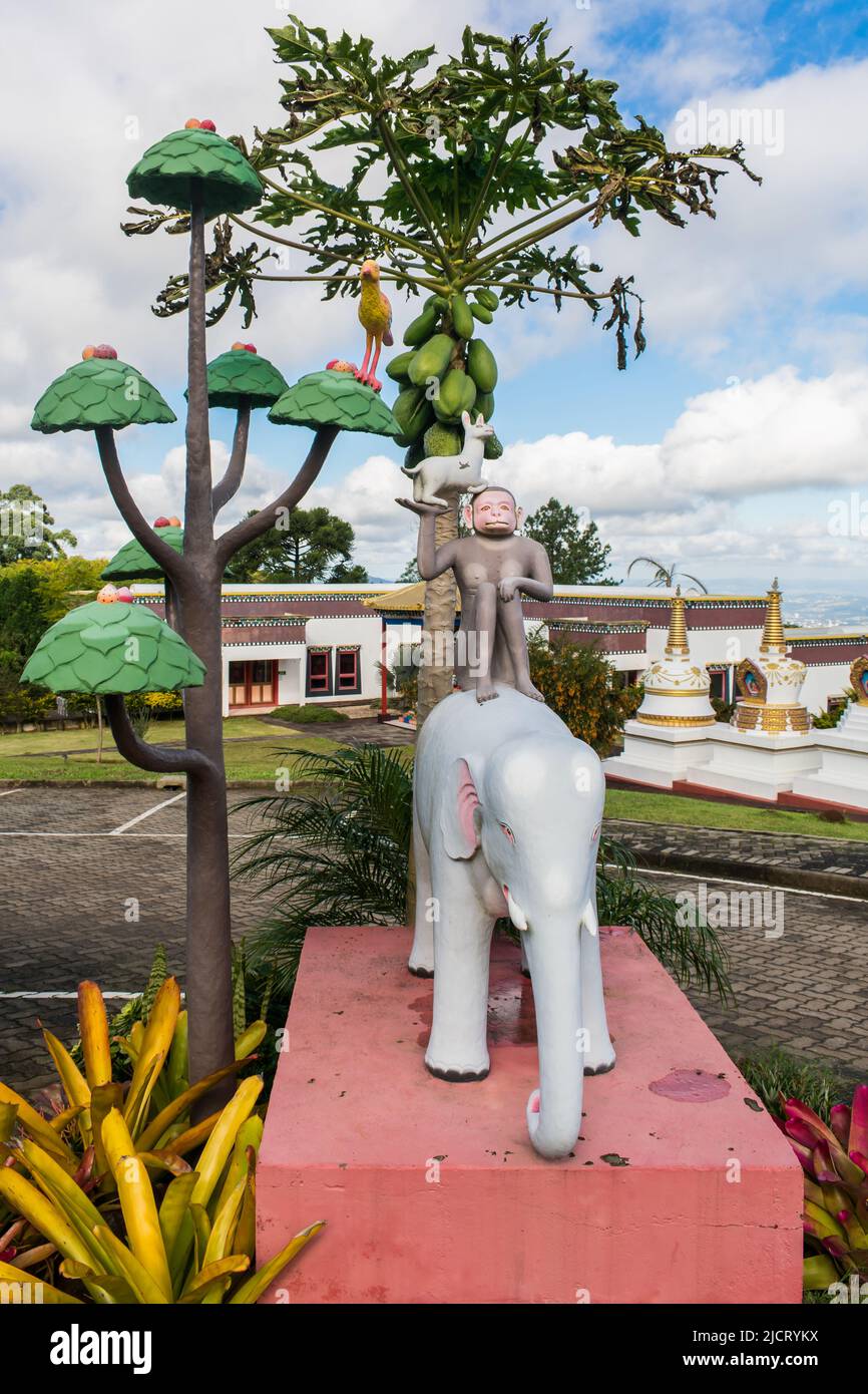 Représentation des quatre animaux harmonieux au temple bouddhiste de Khadro Ling à Tres Coroas, Brésil Banque D'Images