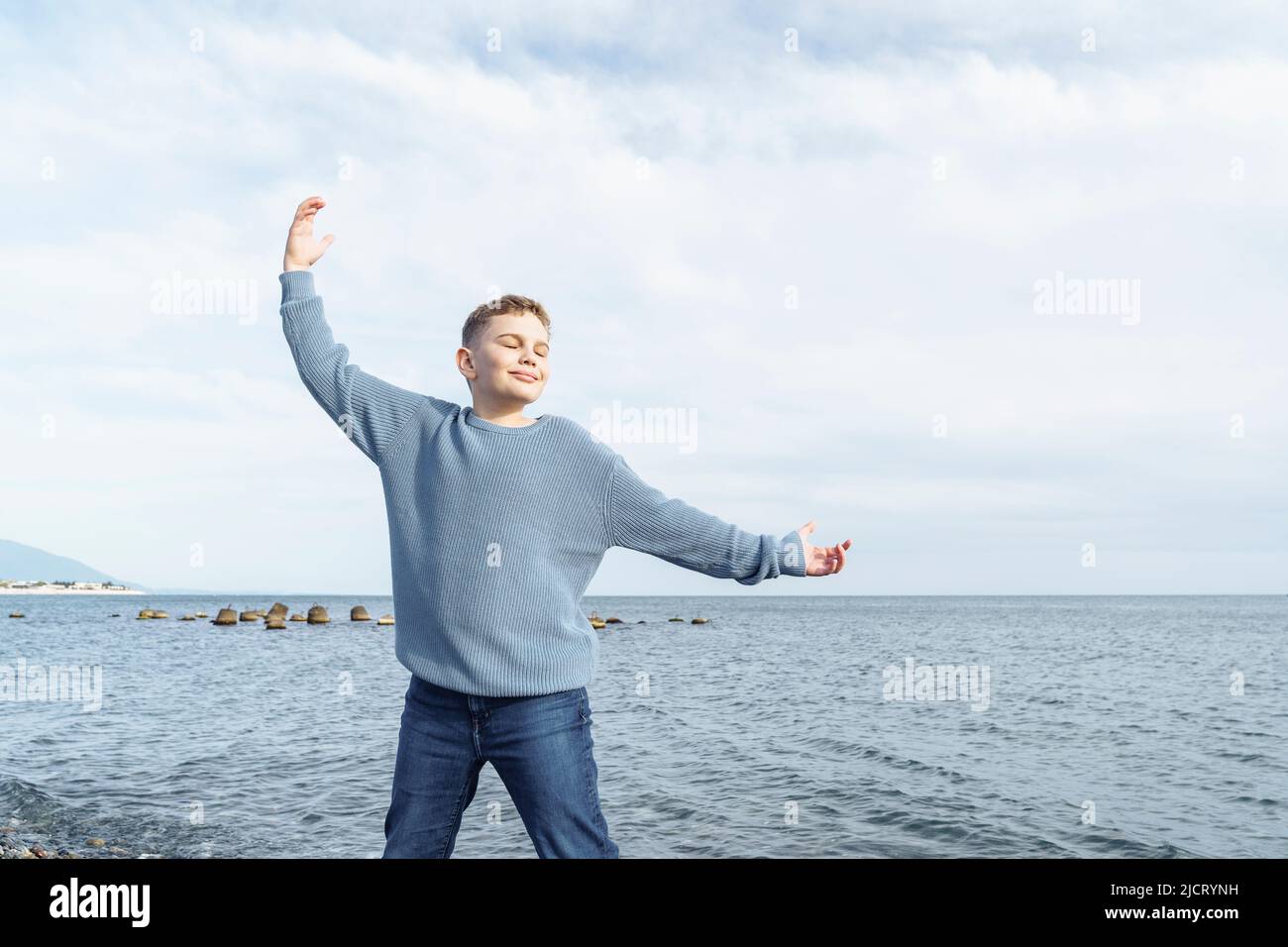 Joyeux petit garçon de 11 ans sur la mer. Banque D'Images