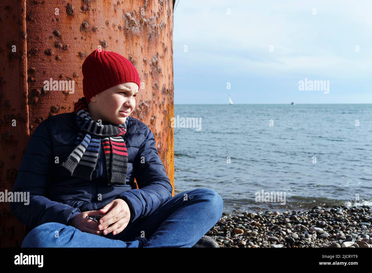 Portrait d'un triste garçon de 11 ans sur la mer. Banque D'Images