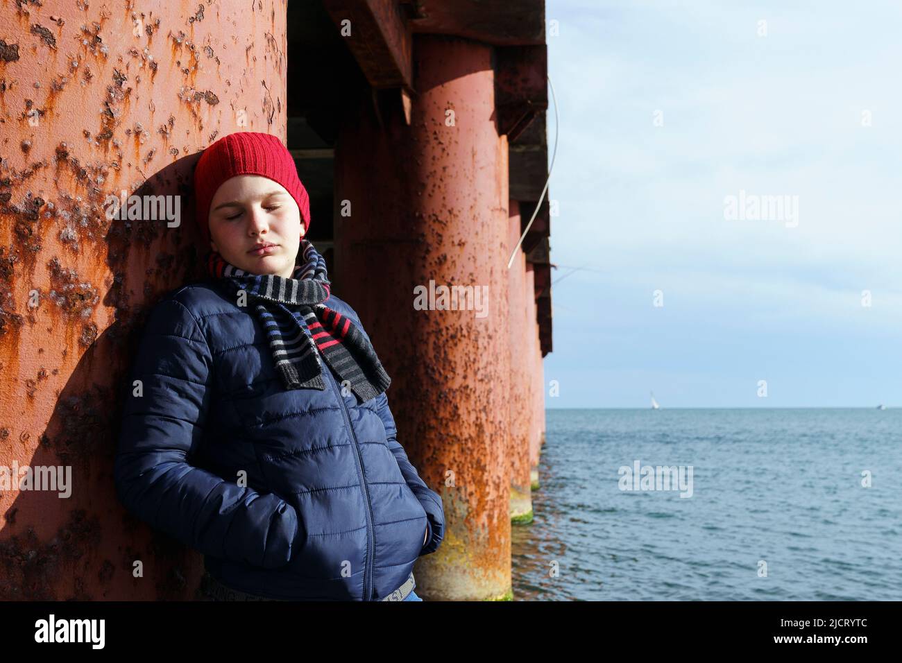 Portrait d'un triste garçon de 11 ans sur la mer. Banque D'Images