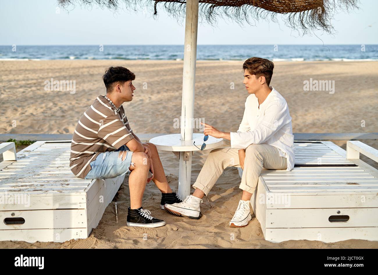 Moment intime entre deux hommes sur la plage Banque D'Images