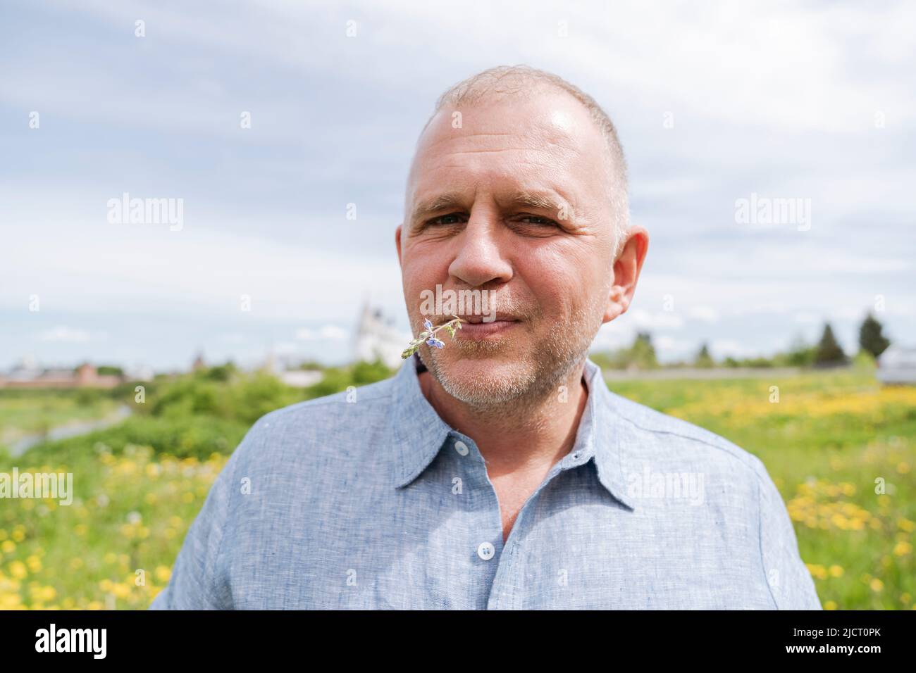 Portrait d'un homme mature dans la nature. Banque D'Images