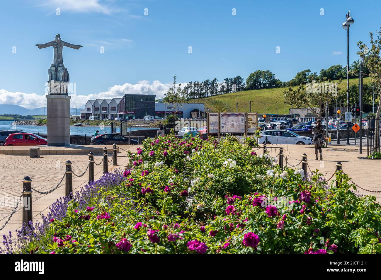 Bantry, West Cork, Irlande. 15th juin 2022. Le soleil se couche sur Saint Brendan la statue du navigateur à Bantry, à l'ouest de Cork aujourd'hui, alors que les températures atteignent 18C, malgré les fortes brises. Crédit : AG News/Alay Live News Banque D'Images