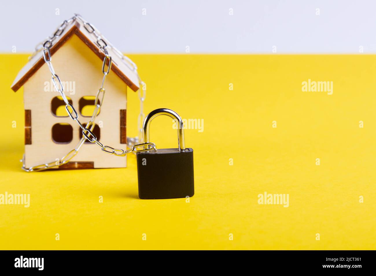 Arrêt de logement. Maison du château. Petite maison de jouets et une chaîne avec une serrure. Banque D'Images