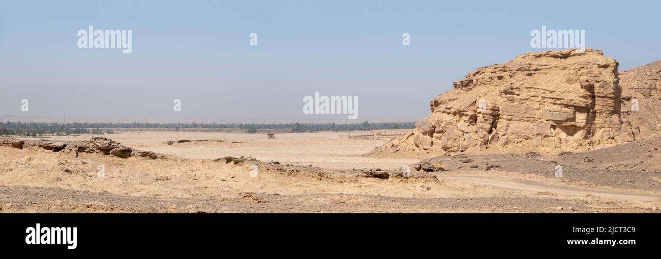 Vue panoramique de Vulture Rock à l'entrée de Wadi Hellal, el Kab, l'ancien Nekheb dans le désert oriental de la haute-Égypte Banque D'Images