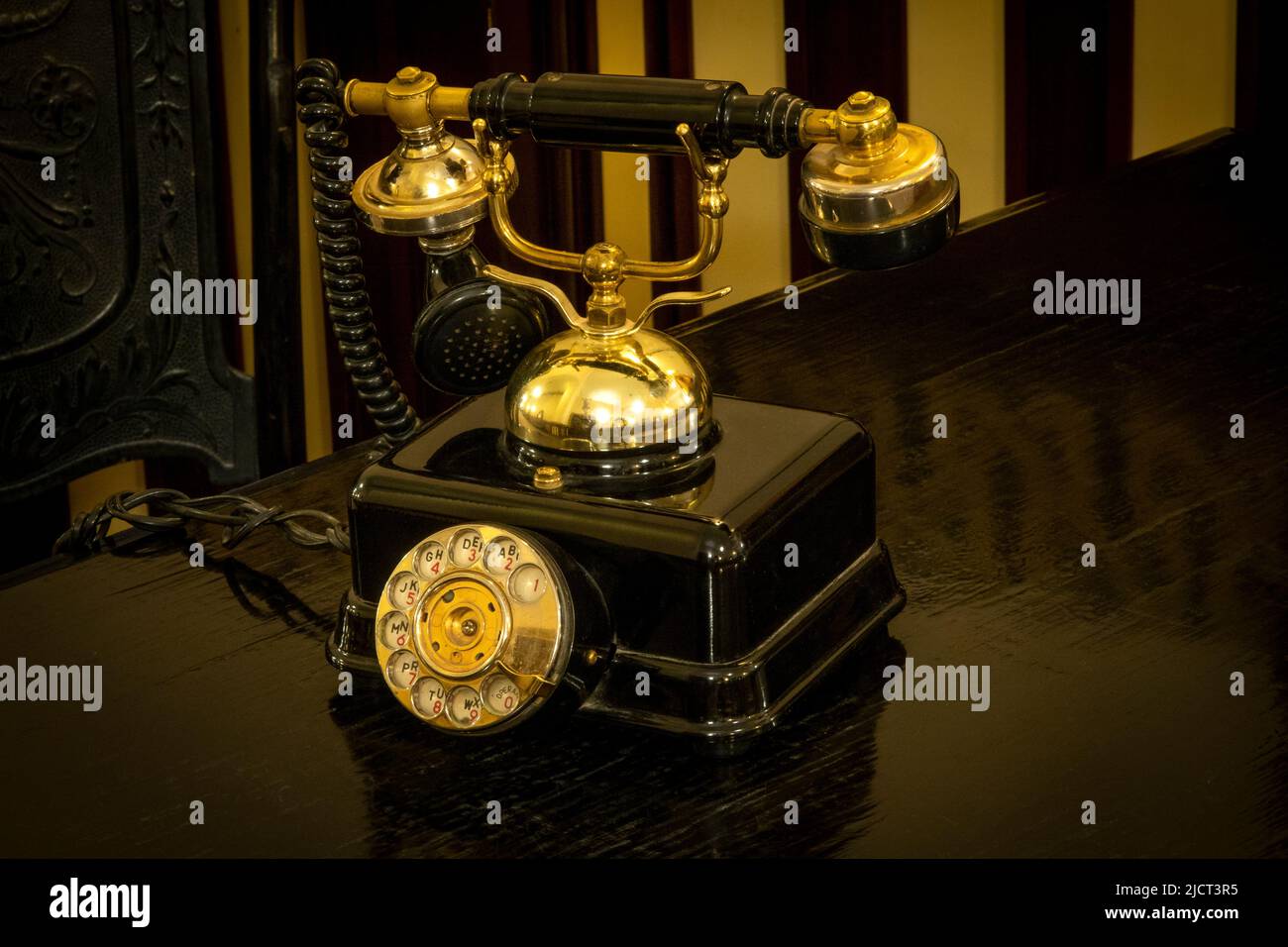 Téléphone d'époque sur un bureau en bois sombre à l'hôtel Old Cataract, Assouan, Egypte, Afrique Banque D'Images
