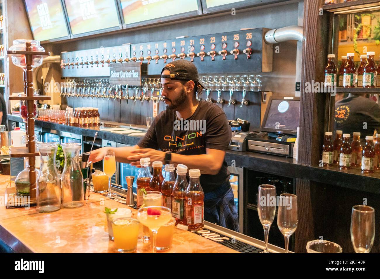 Le mixologue prépare des « cocktails » lors d'une activation de marque pour le thé brassé Gold Peak au Clinton Hall de Midtown Manhattan, à New York, mardi, 7 juin 2022. Le thé glacé est une marque de Coca-Cola Company. (© Richard B. Levine) Banque D'Images