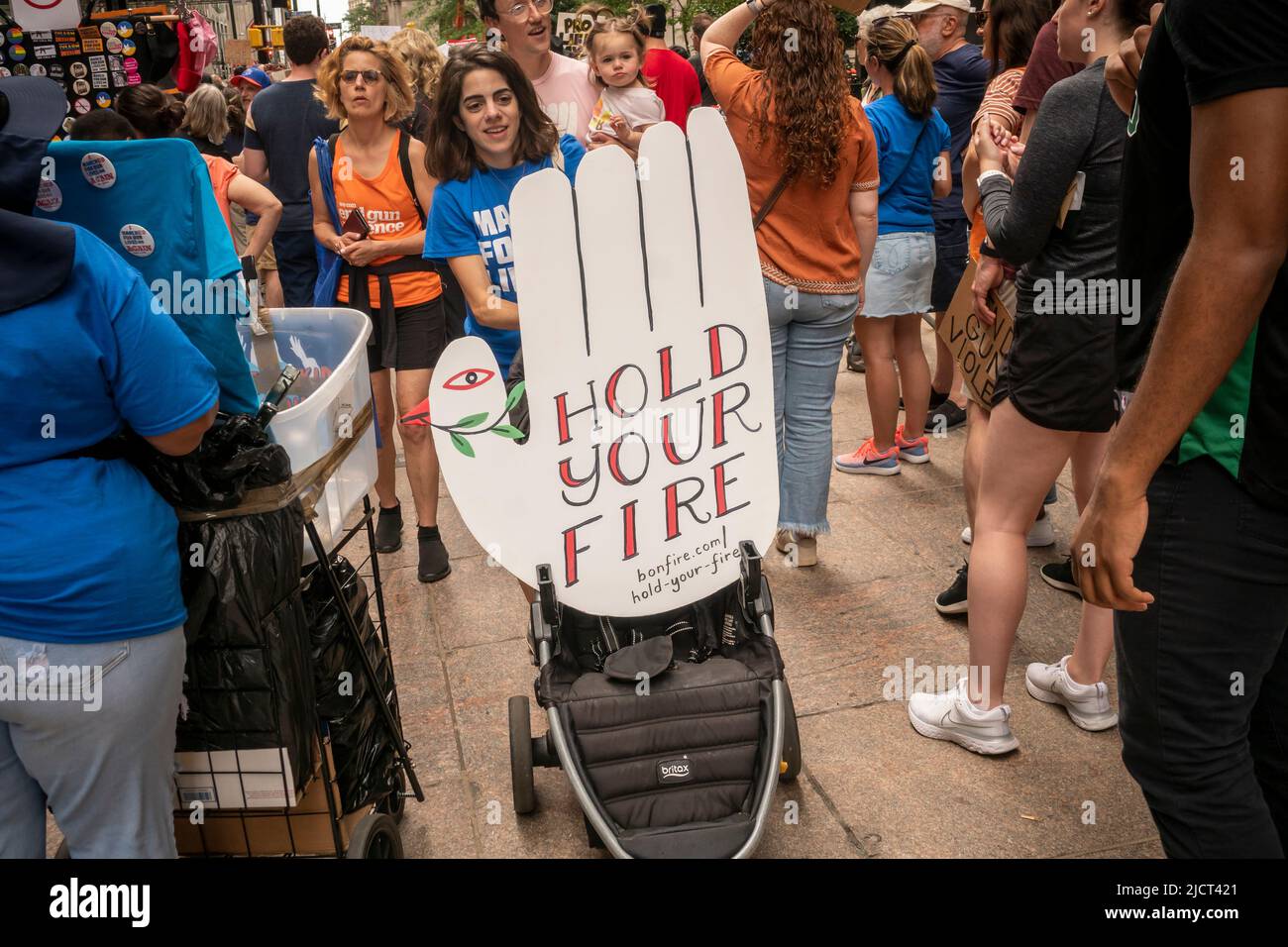 Samedi, des milliers de manifestants à New York lors de la Marche pour nos vies, 11 juin 2022 se joint aux dizaines de milliers de manifestants qui protestent dans les villes du pays en appelant à des lois plus strictes sur le contrôle des armes à feu à la suite des récentes fusillades de masse. Le rallye de New York a traversé le pont de Brooklyn et s'est terminé à Lower Manhattan. (© Richard B. Levine) Banque D'Images