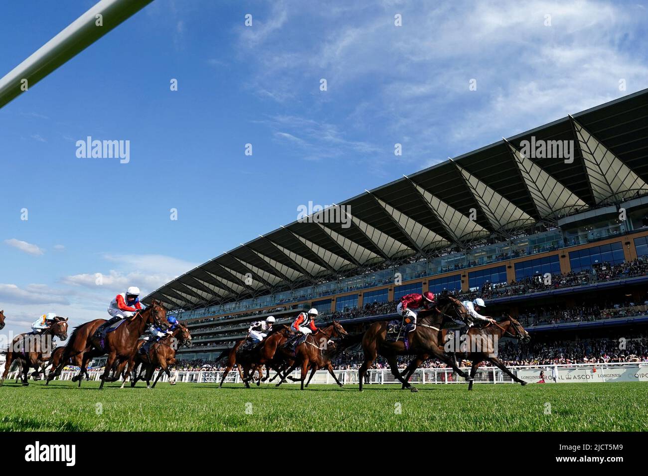 Une étoile montante (à l'extrême droite), criblée par Neil Callan, vient à la maison pour gagner les piquets du Palais de Kensington pendant le deuxième jour de Royal Ascot à l'hippodrome d'Ascot. Date de la photo: Mercredi 15 juin 2022. Banque D'Images