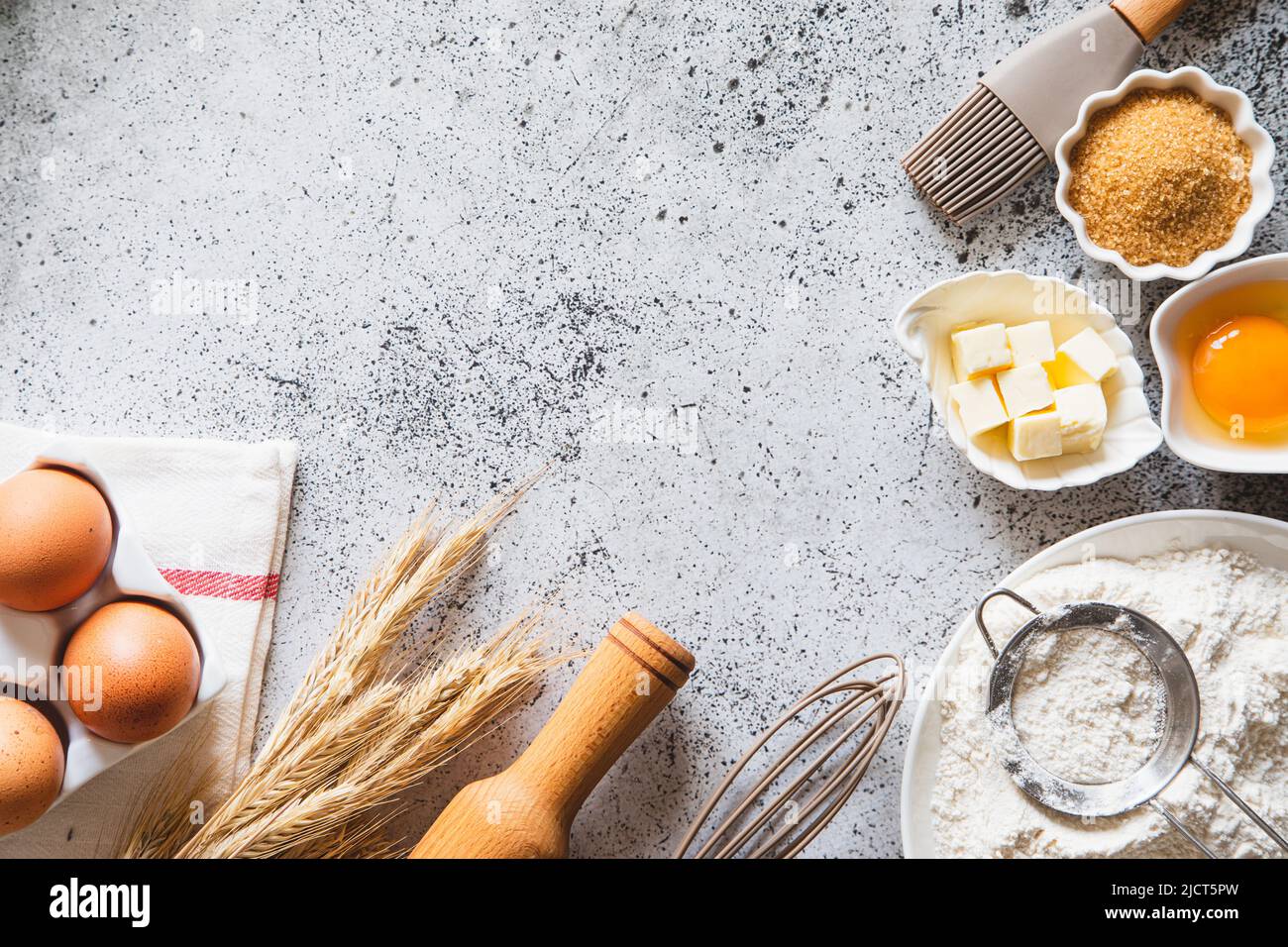 Cadre de cuisson ou de cuisson. Ingrédients, articles de cuisine pour cuire des gâteaux. Ustensiles de cuisine, farine, œufs, cassonade, beurre. Espace texte, haut v Banque D'Images