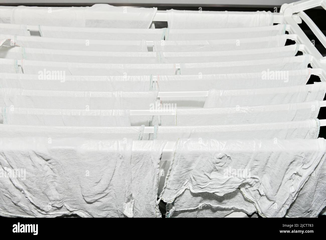 Cheesecloths blancs, séchant sur une corde à linge Banque D'Images