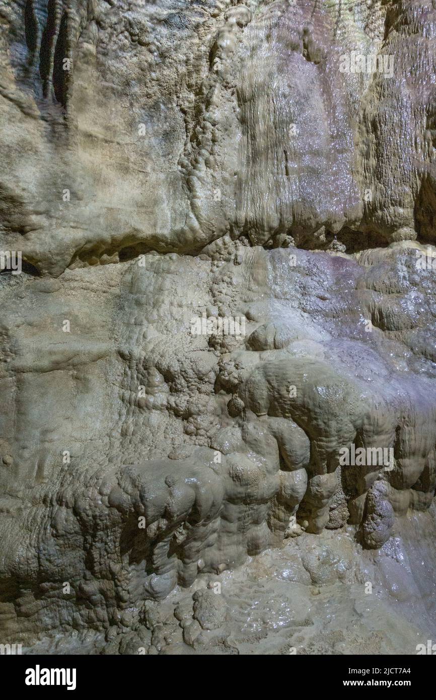 Vue générale sur le mur à l'intérieur des superbes grottes de White SCAR à Ingleton, dans le North Yorkshire, en Angleterre. Banque D'Images