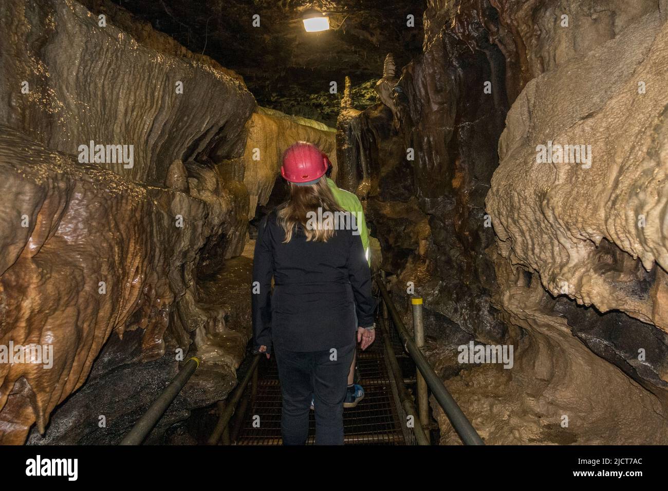 Visiteurs en casques de sécurité dans les superbes grottes de White SCAR à Ingleton, dans le North Yorkshire, en Angleterre. Banque D'Images