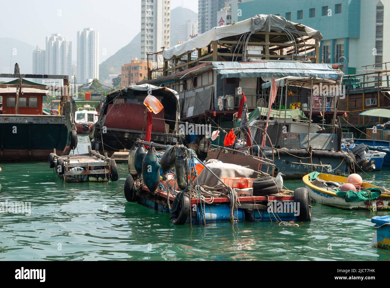 Bateaux sur l'eau dans le port d'Aberdeen, Hong Kong, montrant le style de vie des habitants dans le contexte de la vie moderne. Banque D'Images