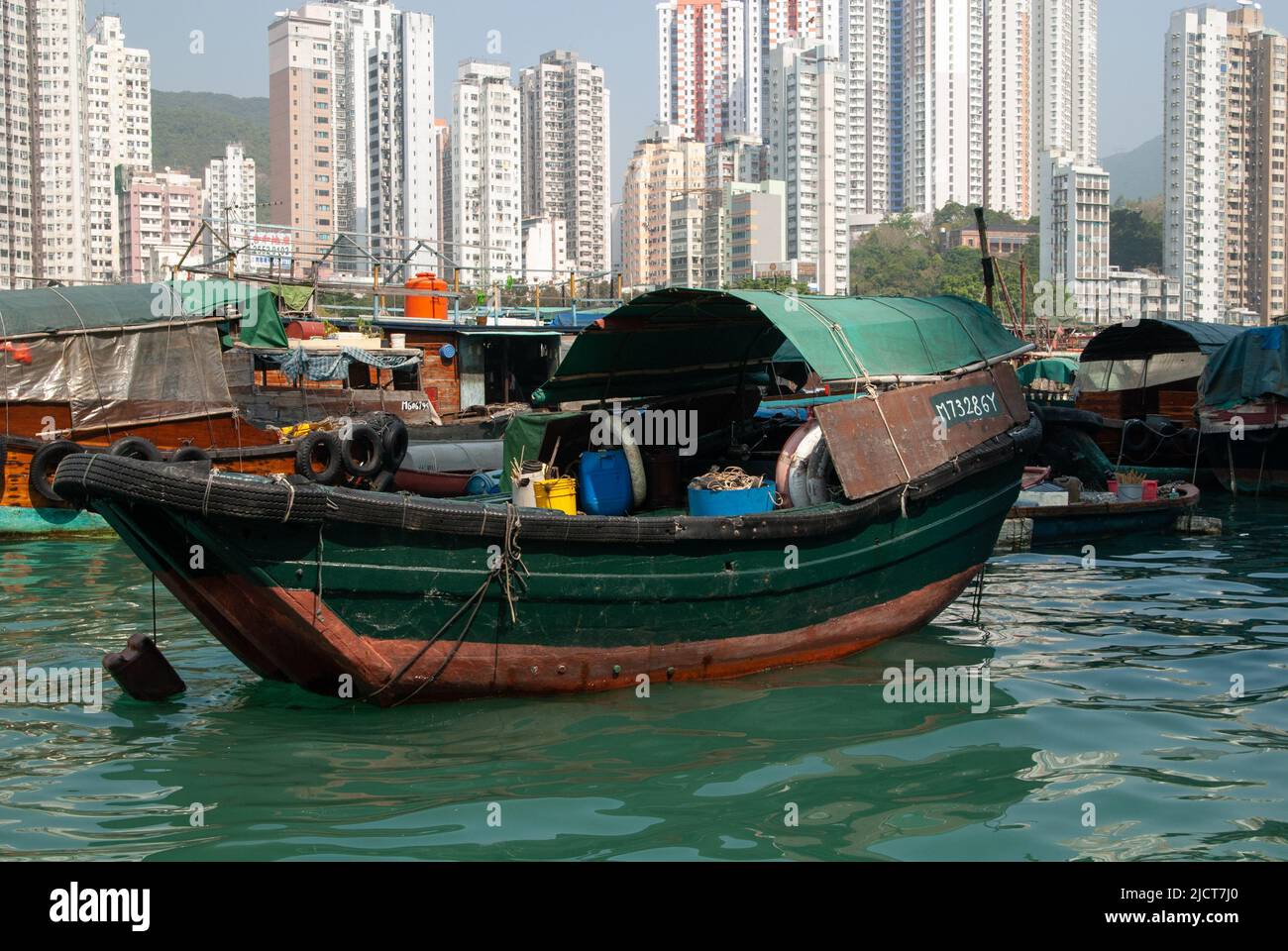 Bateaux sur l'eau dans le port d'Aberdeen, Hong Kong, montrant le style de vie des habitants dans le contexte de la vie moderne. Banque D'Images