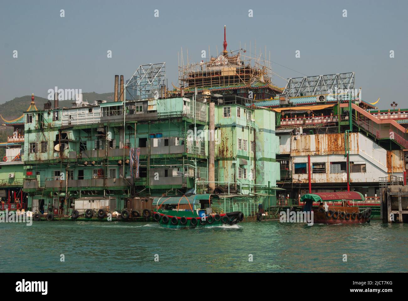 Bateaux sur l'eau dans le port d'Aberdeen, Hong Kong, montrant le style de vie des habitants dans le contexte de la vie moderne. Banque D'Images