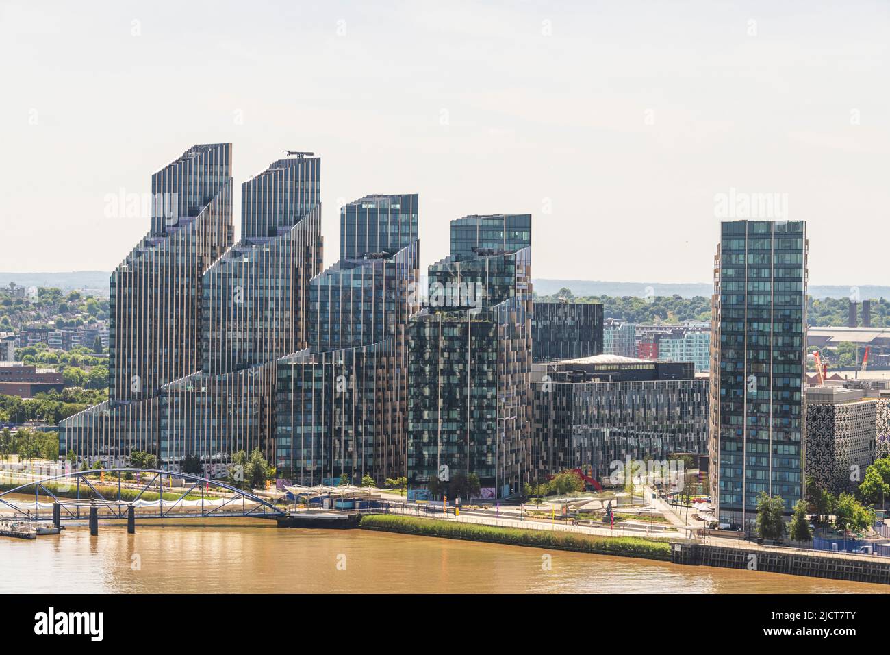 Vue aérienne sur la Tamise en direction de Greenwich Peninsular, et North Greenwich Pier and Ferry terminal London. Banque D'Images