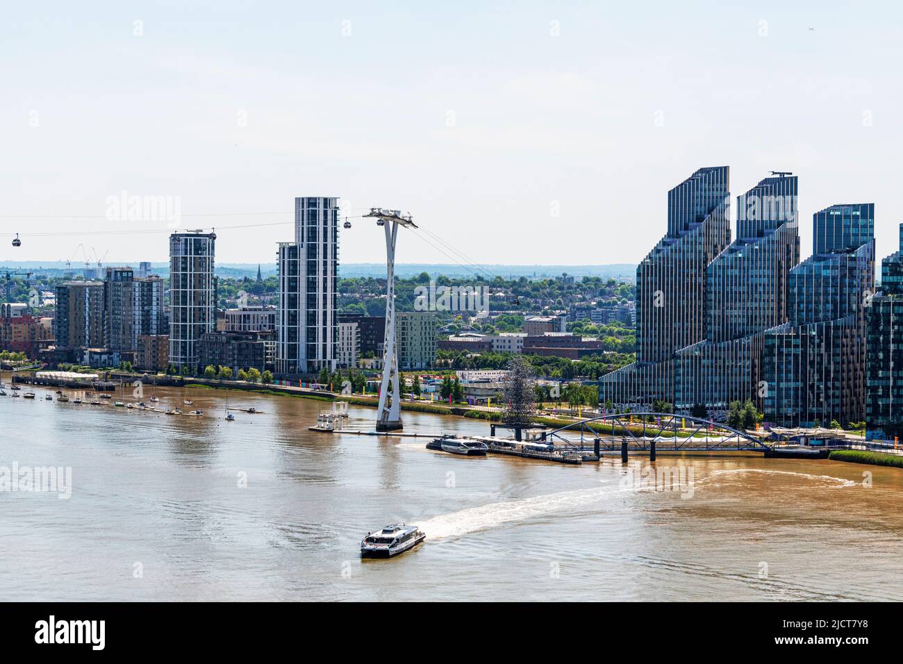 Vue aérienne sur la Tamise en direction de Greenwich Peninsular, et North Greenwich Pier and Ferry terminal London. Banque D'Images