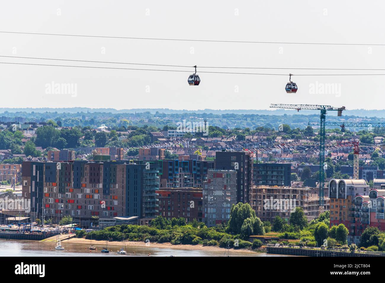 Vue sur la Tamise avec la télécabine des Émirats Royal Docks et le Tide Residential Development, Greenwich Peninsula, Londres. Banque D'Images