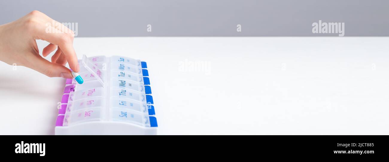 Organiseur pour boîte à pilules, étui pour tablettes en arrière-plan, espace de copie pour le texte. Photo de haute qualité Banque D'Images